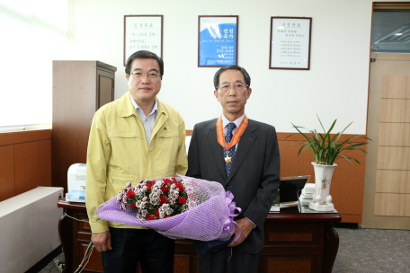 최상집 전 정선부군수 홍조근정 훈장 전달